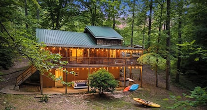 Secluded 2BD with a loft; Cabin w/ Hot Tub & River/Lake Access. Free use of two kayaks and one stand-up paddleboard.