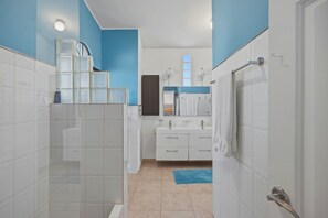 シャワー、ヘアドライヤー、タオル、石鹸