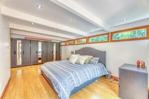 4 makuuhuonetta, silitysrauta/-lauta, ilmainen Wi-Fi, vuodevaatteet