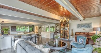Modern Mid-Century Home - Solarium, Deck and Jacuzzi