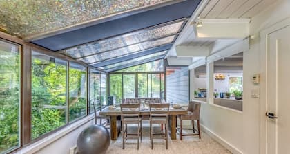 Modern Mid-Century Home - Solarium, Deck and Jacuzzi