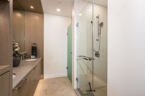 Dusche, Handtücher, Toilettenpapier