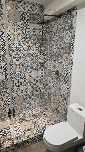 SĂšche-cheveux, serviettes fournies, savon, papier toilette