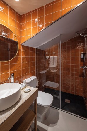 Habitación doble Confort, vista al río | Baño | Amenidades de baño gratuitas y toallas 