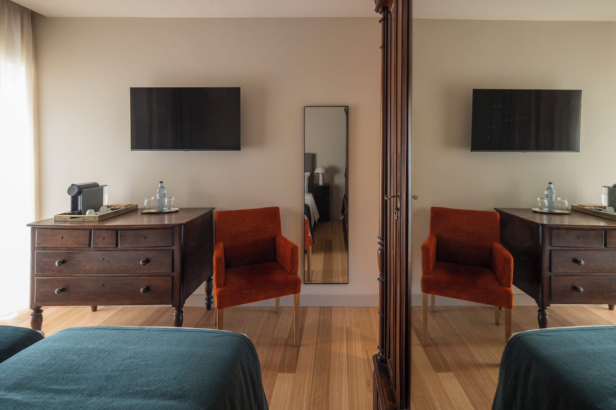 Quarto duplo luxo, sacada, vista para a cidade | Wi-Fi de cortesia
