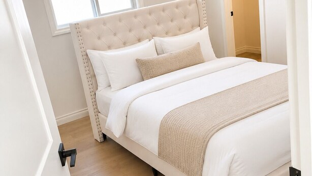 Un dormitorio con una cama, una ventana y una puerta que da a un armario.