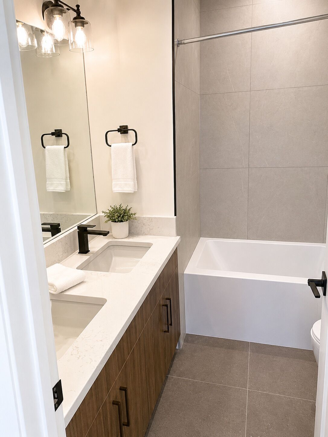 Suite | Bathroom | Towels, soap, shampoo, toilet paper