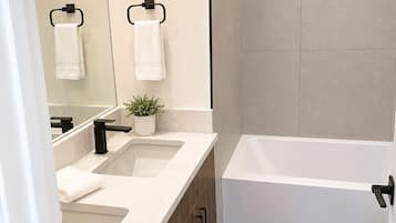 Suite | Bathroom | Towels, soap, shampoo, toilet paper