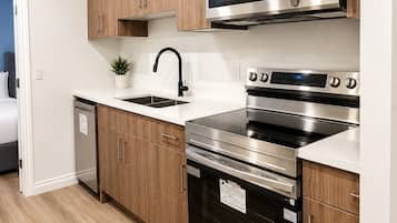 Suite | Private kitchen | Full-size fridge, microwave, stovetop, cookware/dishes/utensils