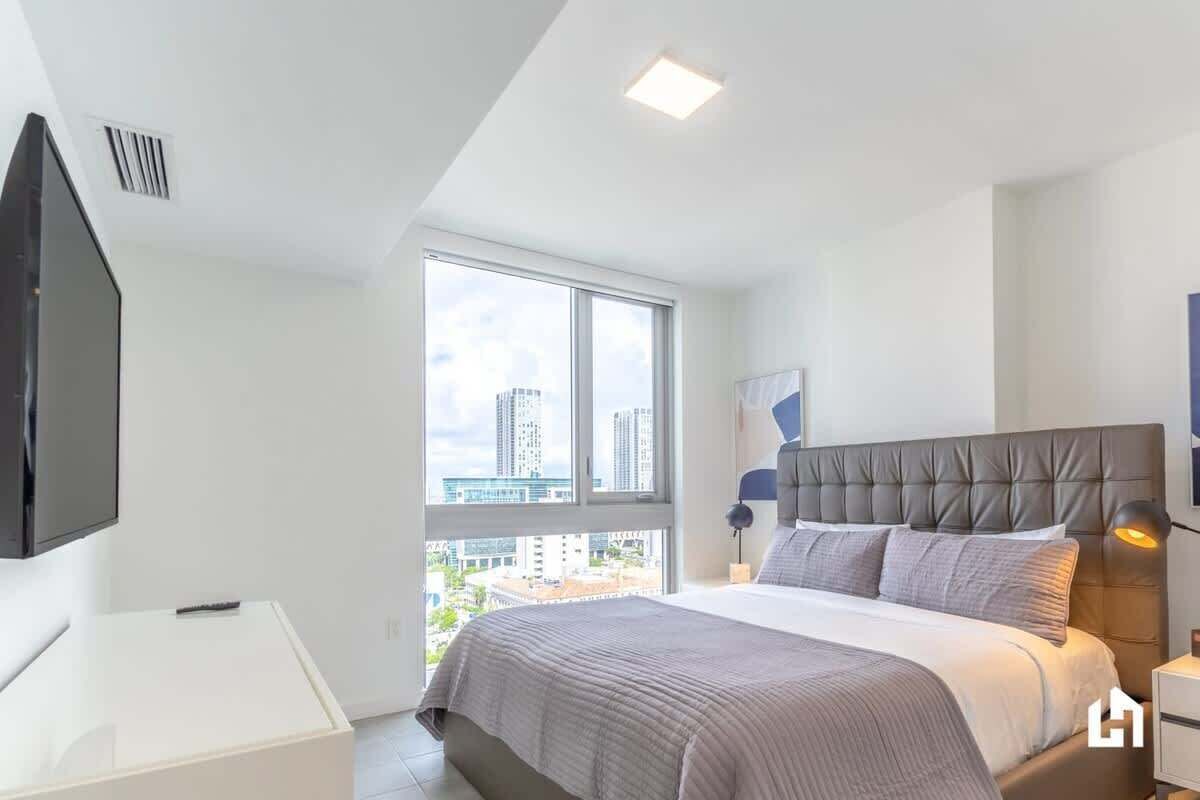 1 slaapkamer, een bureau, een strijkplank/strijkijzer, reisbedje