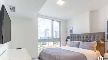 1 slaapkamer, een bureau, een strijkplank/strijkijzer, reisbedje