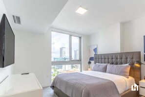 1 slaapkamer, een bureau, een strijkplank/strijkijzer, reisbedje