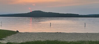 Cozy 2-bedroom lake view house in charming Poynette with AC