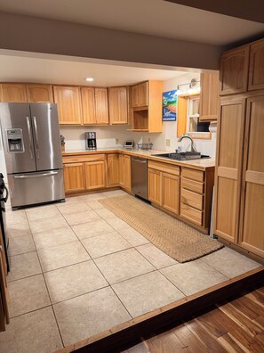 Private kitchen - Cozy 2-bedroom lake view house in charming Poynette with AC (Poynette)