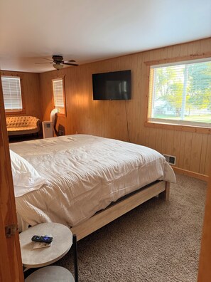 2 bedrooms, free WiFi, bed sheets - Cozy 2-bedroom lake view house in charming Poynette with AC (Poynette)