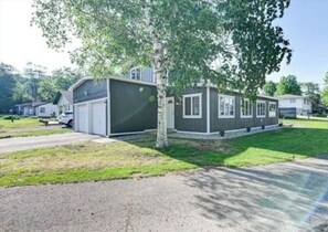 Exterior - Cozy 2-bedroom lake view house in charming Poynette with AC (Poynette)