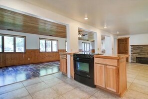 Private kitchen - Cozy 2-bedroom lake view house in charming Poynette with AC (Poynette)