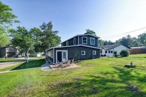 Exterior - Cozy 2-bedroom lake view house in charming Poynette with AC (Poynette)
