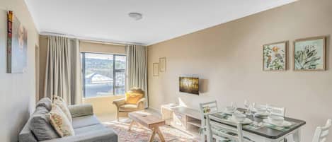 Apartment, 2 Bedrooms, Patio | Dining room