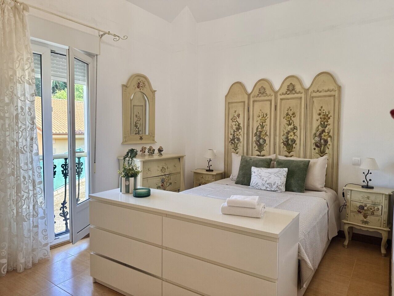 3 bedrooms, iron/ironing board, bed sheets