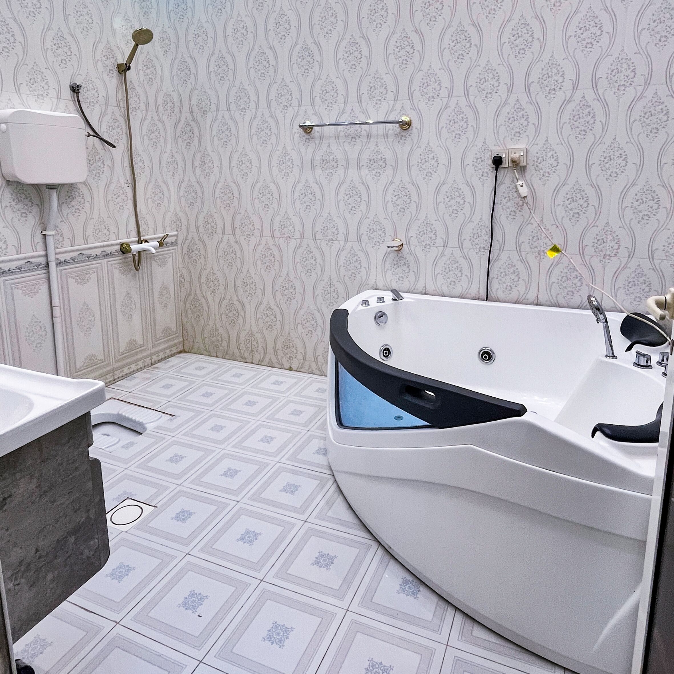 Ein Badezimmer mit einer Badewanne, Toilette, Dusche und Waschbecken.