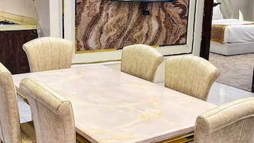 Deluxe Chalet, Mountain View | Dining