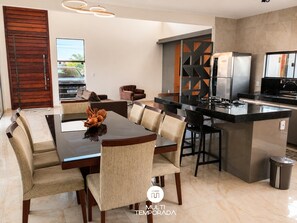 Chalet | Private kitchen | Fridge, microwave, cookware/dishes/utensils, dining tables - Casa Luxuosa em Cond c Piscina - RN (Ceará-Mirim)