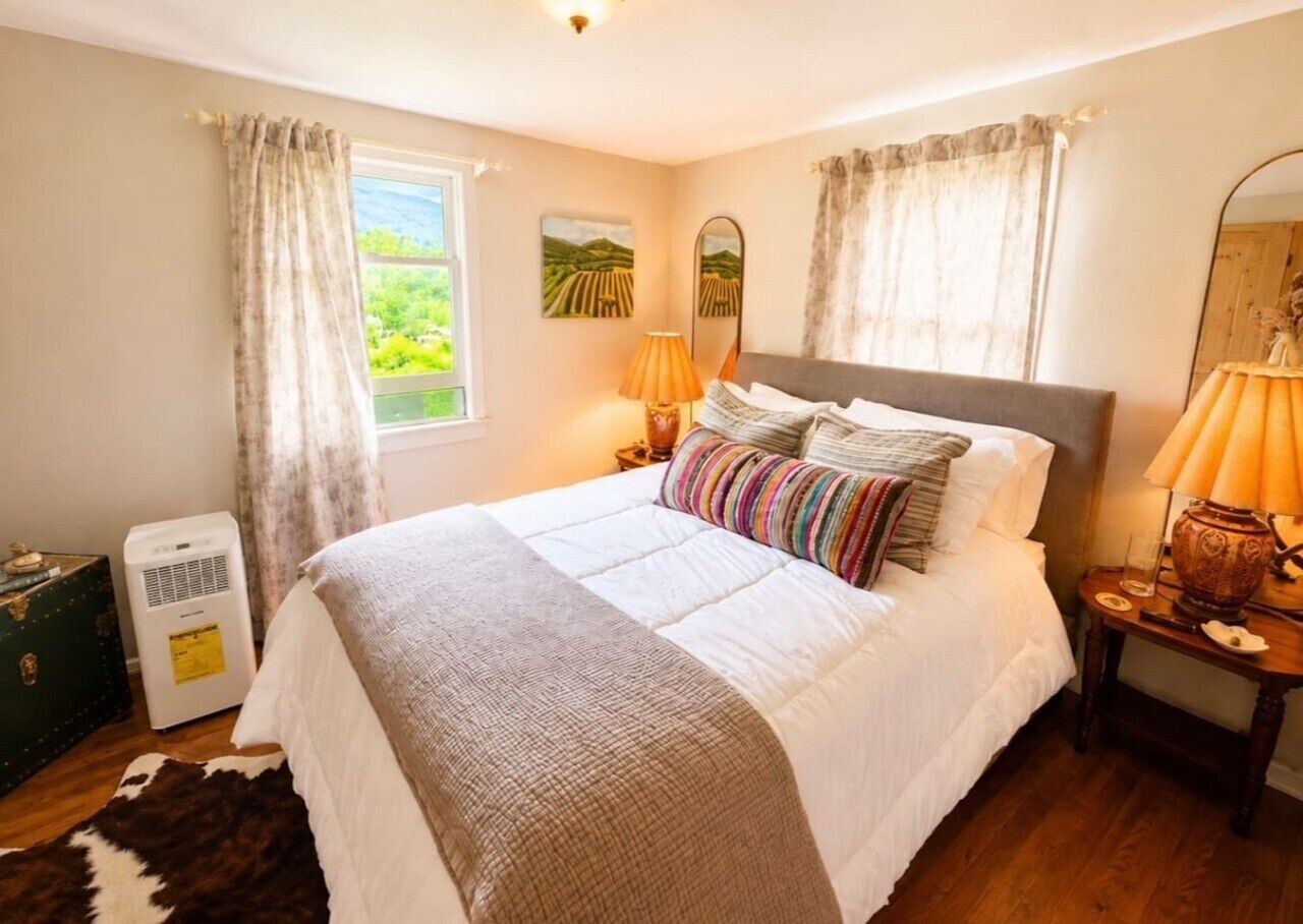 Desk, iron/ironing board, WiFi, bed sheets