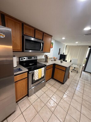 Private kitchen - Creekside Retreat 3BR/3BA Near Universal & Epic (Orlando)