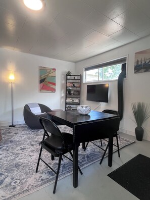 Dining - Cozy 1-bedroom cottage in tranquil Soap Lake with AC (Soap Lake)