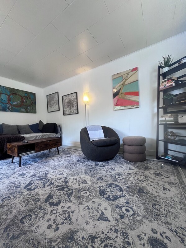 Living area - Cozy 1-bedroom cottage in tranquil Soap Lake with AC (Soap Lake)
