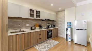 Refrigerador con freezer, microondas, horno, placa de cocina