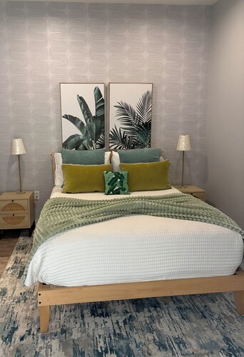Cozy 2-bedroom downtown condo in beautiful Tuscaloosa with AC