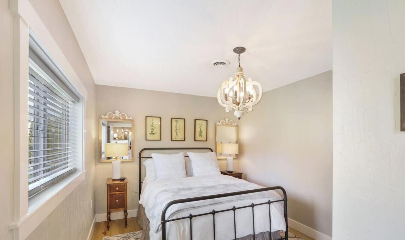 Desk, iron/ironing board, travel cot, WiFi