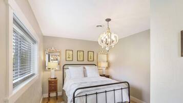 Desk, iron/ironing board, travel cot, WiFi