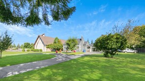 Una zona residenziale con case, vialetto e prato.