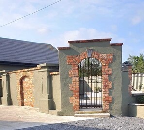Property grounds - Spacious apartment in Lahinch. 10 minute walk to the promenade and golf club. (Lahinch)