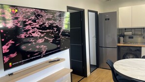 Et moderne køkken med opvaskemaskine, mikroovn og køleskab.