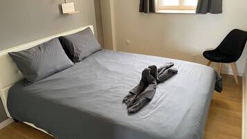 Iron/ironing board, WiFi, bed sheets