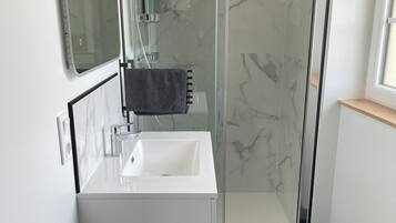 Doccia, asciugacapelli, asciugamani, sapone