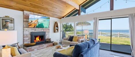 TV, fireplace