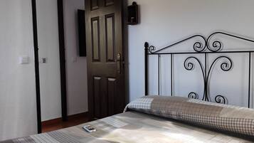 6 bedrooms, iron/ironing board, WiFi, bed sheets