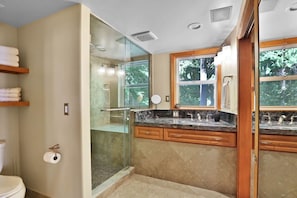 Bathroom - Wiseman Castle- Beautiful Waterfalls! (Sedro-Woolley)