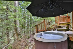Outdoor spa tub - Wiseman Castle- Beautiful Waterfalls! (Sedro-Woolley)