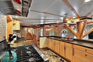 Private kitchen - Wiseman Castle- Beautiful Waterfalls! (Sedro-Woolley)