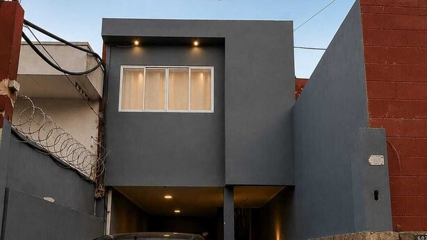 Un edificio moderno con un cartel que dice 'Hotel Alcantara Boutique'.