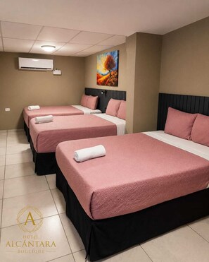 Habitación familiar, varias camas, para fumadores, servicio de limpieza | Escritorio y wifi gratis 