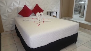 Down comforters, Select Comfort beds, desk, free WiFi - Hotel Alcántara Boutique (San Salvador)