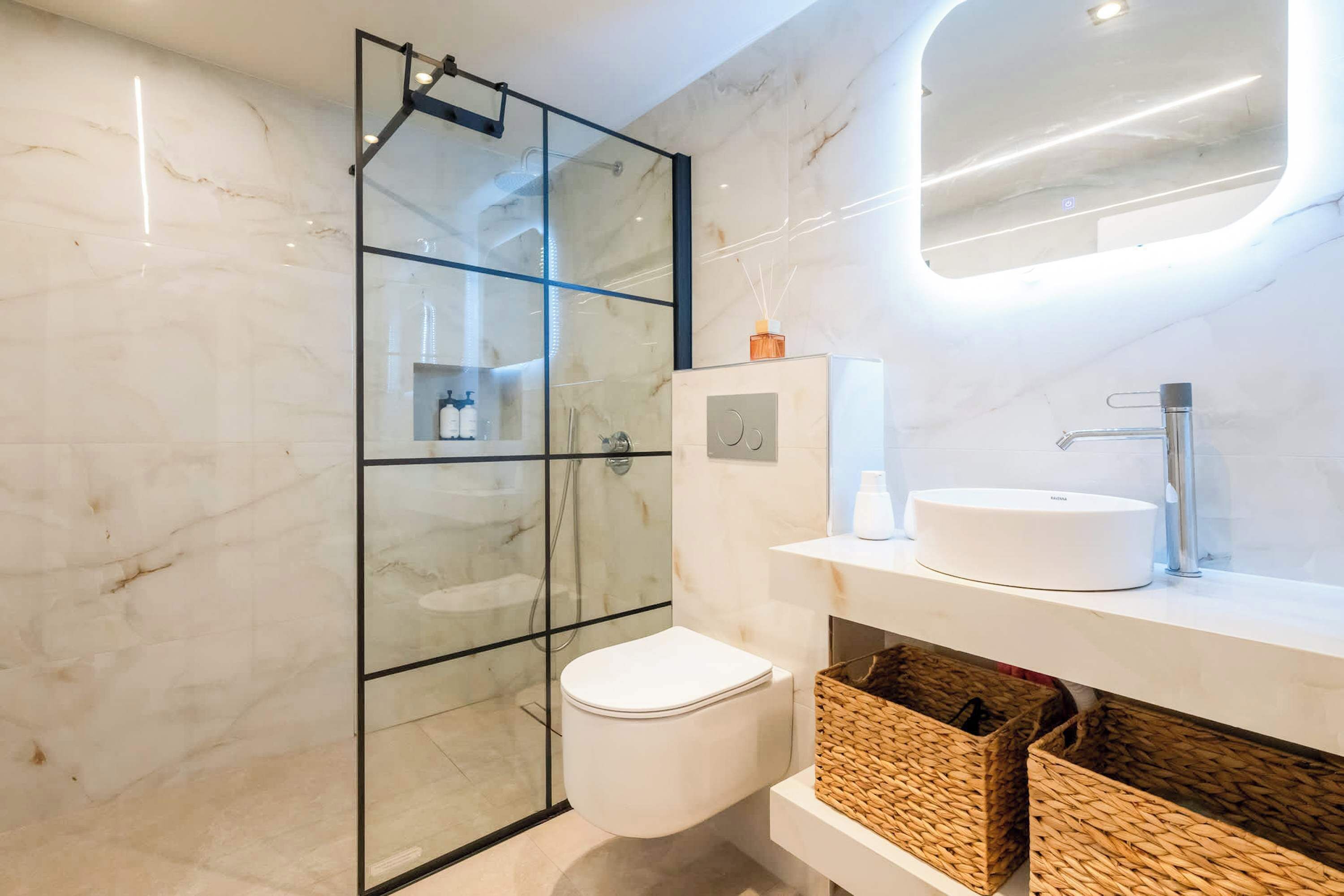 Shower, hair dryer, towels, shampoo