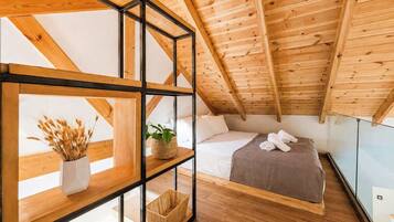 2 bedrooms, desk, WiFi, bed sheets
